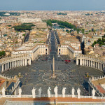 1920px-St_Peter’s_Square,_Vatican_City_-_April_2007