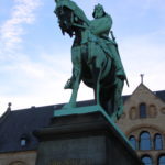 Goslar – Denkmal Friedrich I. (genannt Barbarossa) vor der Kaiserpfalz