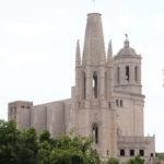 Girona (E) – Die Stiftskirche St. Felix (links) und dahinter die Kathedrale Santa Maria