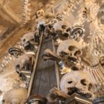 Kutná Hora (CZ) – Sedlec-Ossarium (mit Knochen dekorierte kleine gotische Kapelle)