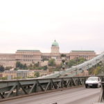 Budapest (H) – Blick zum Burgpalast (Royal Palace) von der Kettenbrücke