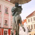 Tartu (EST) – Skulptur “The Kissing Students” von dem  Rathaus