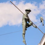 Lublin (PL) – In der Altstadt – Skulptur eines Seiltänzers über der Straße