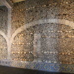 Évora (P) – Capela dos Ossos (Historische Kapelle mit Menschenknochen)