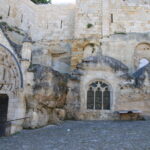 Saint-Émilion (F) – Felsenkirche deren Innenraum ganz aus dem Kalksteinfelsen herausgehauen wurde