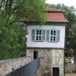 Mühlhausen (D) – Auf der Stadtmauer mit Wehrtürmen und kleinen Wohnungen