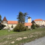 Švihov (CZ) – Die Wasserburg Švihov (deutsch Schwihau) Hier wurde der Film „Drei Haselnüsse für Aschenbrödel“ gedreht