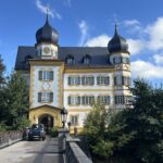 Frasdorf (D) – Das Schloss Wildenwart (Privatbesitze – hier wohnt heute seine Königliche Hoheit Herzog Max in Bayern mit seiner Familie)